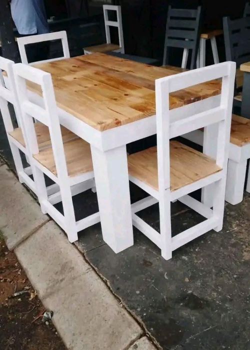 4 Seater Table With 4 Chairs R 2000
